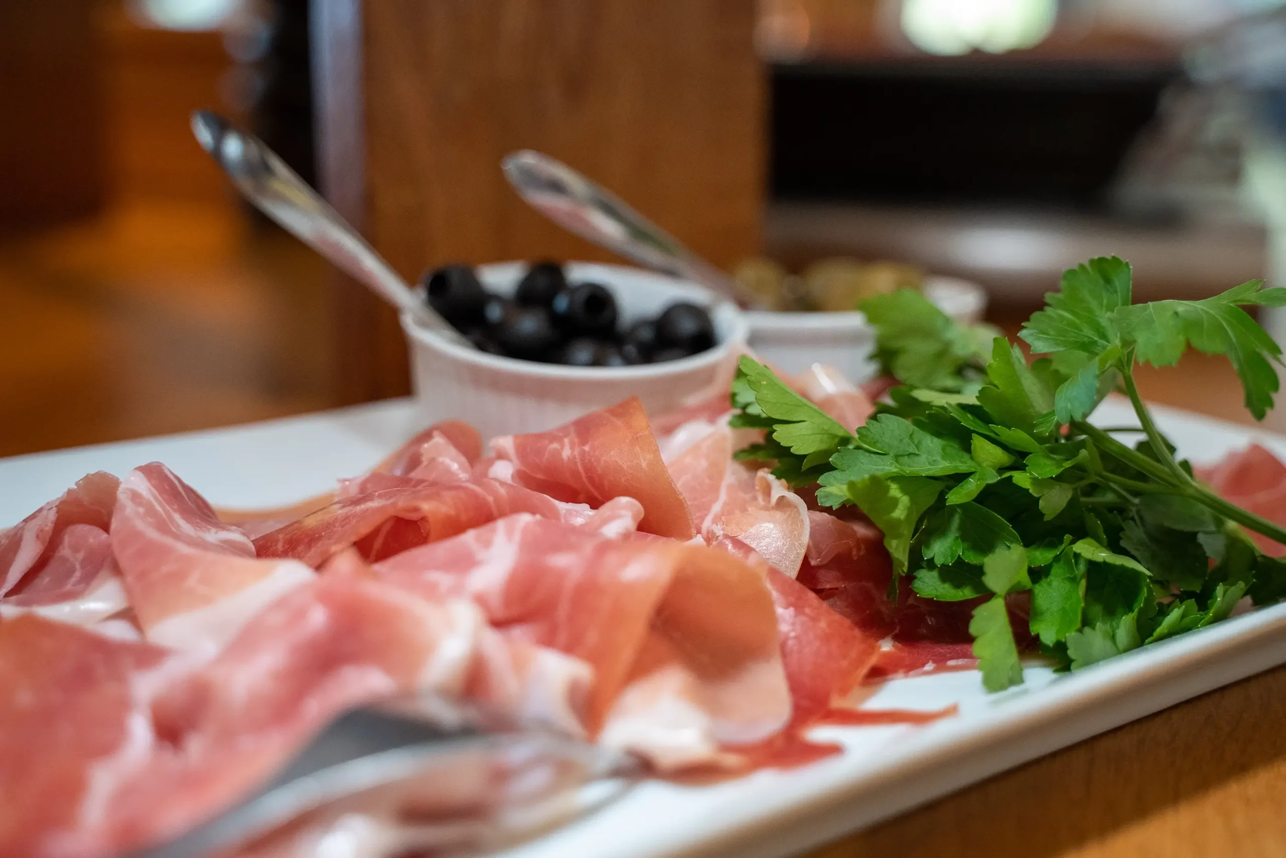 Fad med tapas pålæg på frokostbuffeten i Restaurant Slettestrand | Foto: Kristian Skjødt