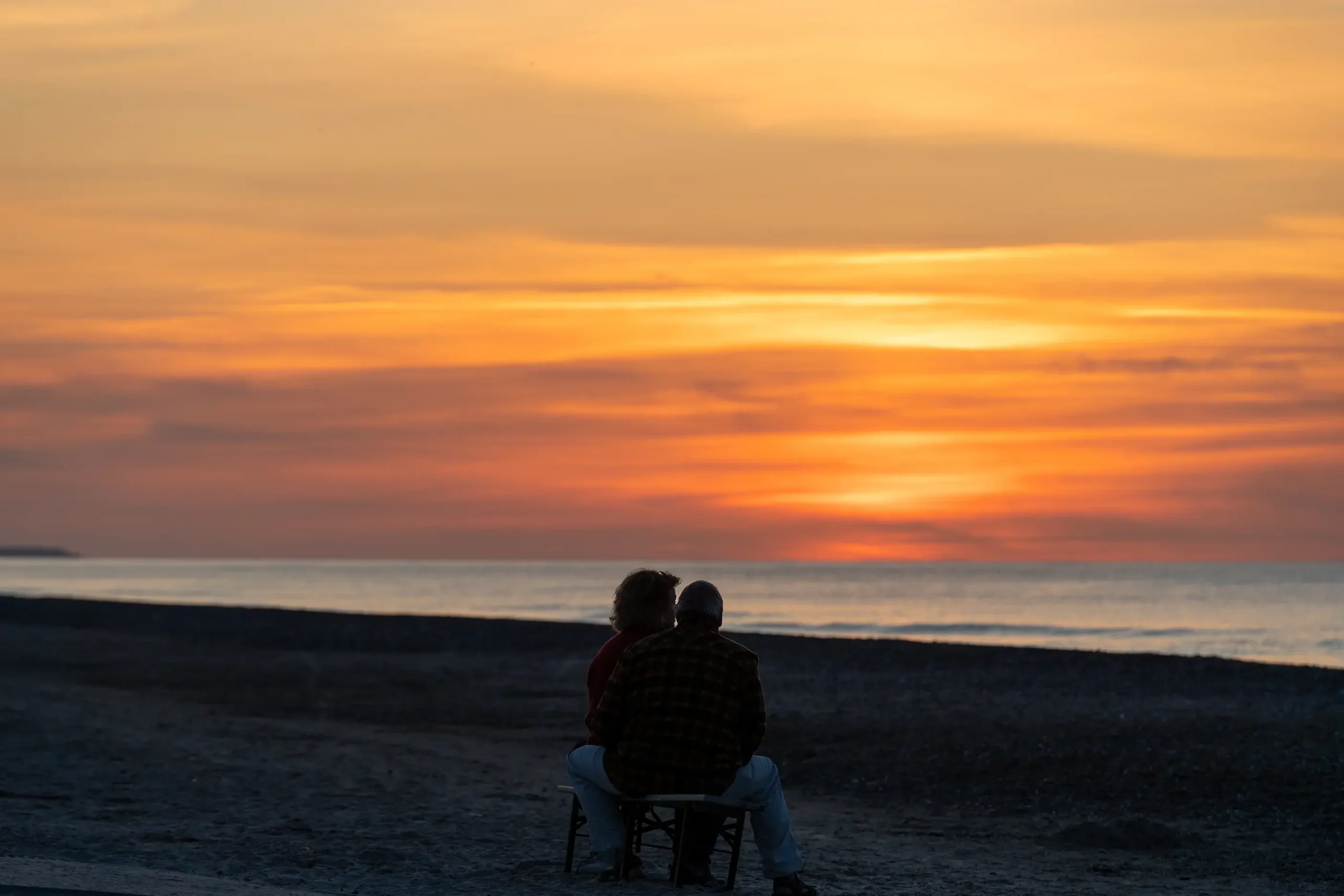 Par sidder og ser solnedgangen over Vesterhavet i Slettestrand | Foto: Kristian Skjødt