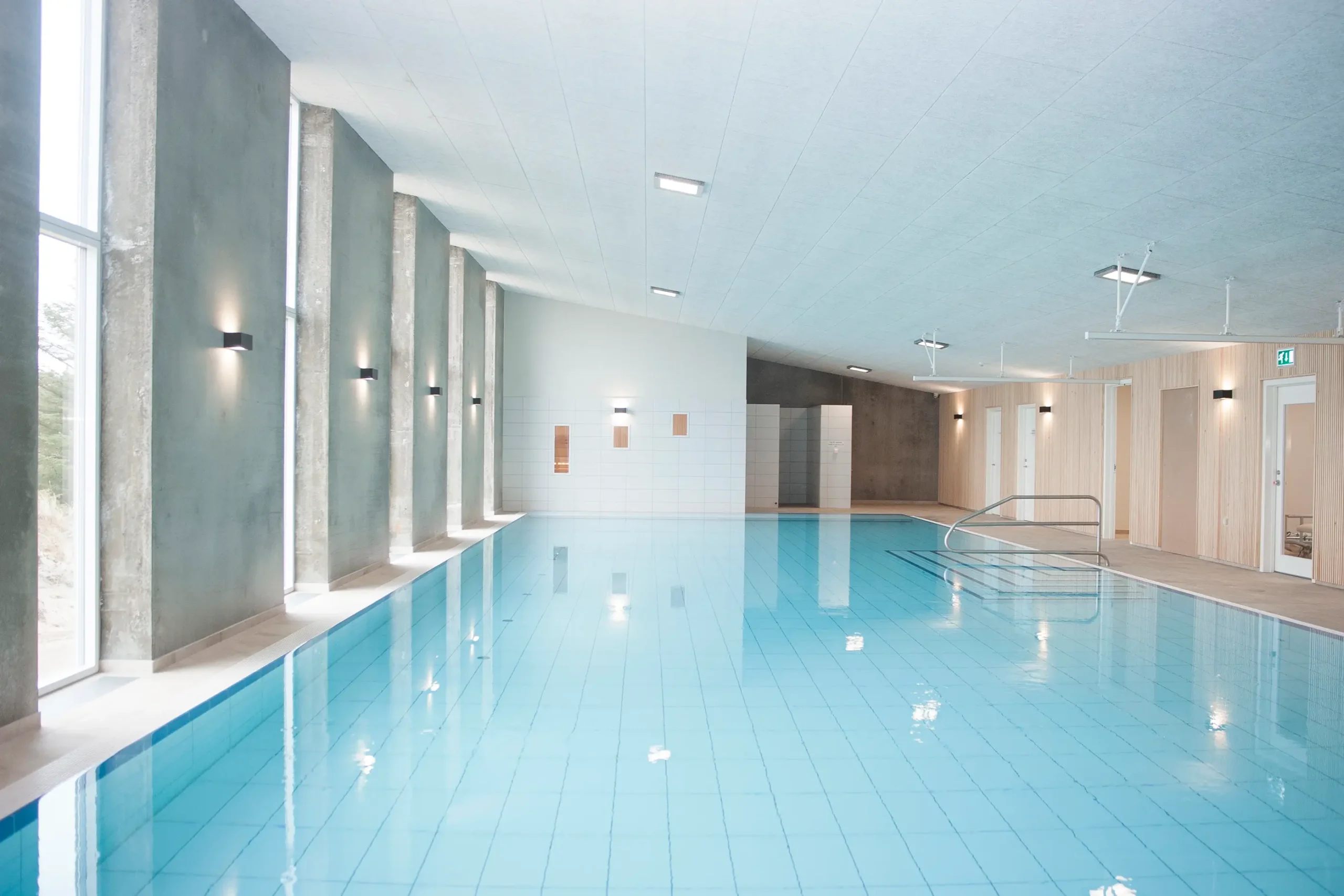 Varmtvandsbassin og sauna med fuld tilgængelig i Havbadehuset Slettestrand | Jens Thimm Valsted